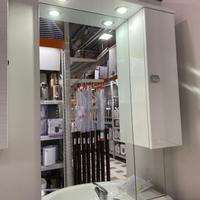 specchio bagno faretti e armadietto 