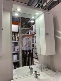 specchio bagno faretti e armadietto 
