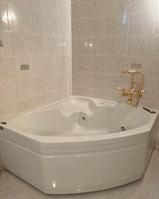 Vasca idromassaggio jacuzzi