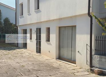 Locale direzionale con parcheggio privato