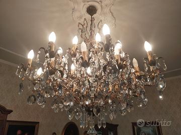 Lampadario in ferro battuto a trenta luci