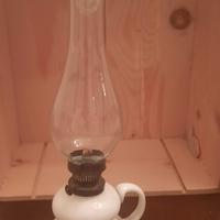 Lume a petrolio in vetro opalino vintage 