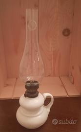 Lume a petrolio in vetro opalino vintage 