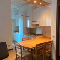 Cucina completa di elettrodomestici, tavolo e sedi