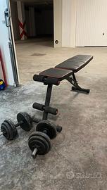 Panca con manubri e pesi