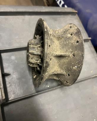 Mozzo ruoata  gilera cross ufficiale in magnesio