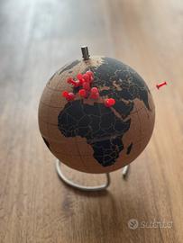 Mappamondo con puntine