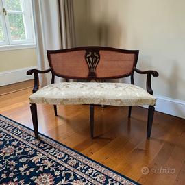 divanetto in stile  in mogano e paglia di Vienna 