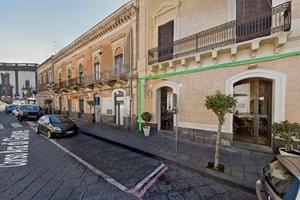 Cod.AB45 Bottega mq.105 adiacente Piazza Don Diego