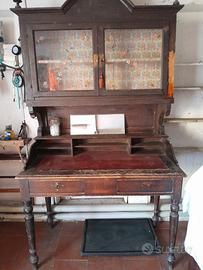 Scrittoio antico con alzata/vetrinetta