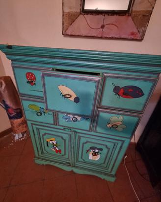 cassettiera per camera bambini disegnata a mano