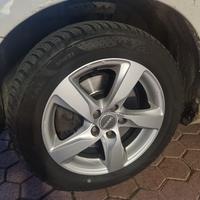 gomme da neve con cerchi in lega. 