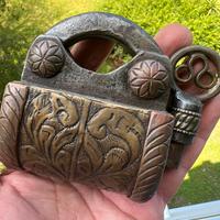 Antico lucchetto inciso rame ottone con chiave