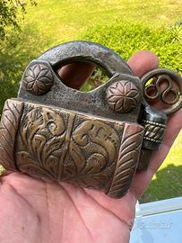 Antico lucchetto inciso rame ottone con chiave