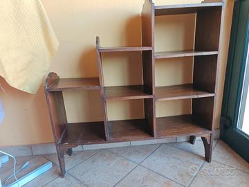 libreria piccola e stretta 
