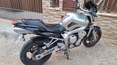 Yamaha fz6 del 2004 con cupolino e porta targa spo