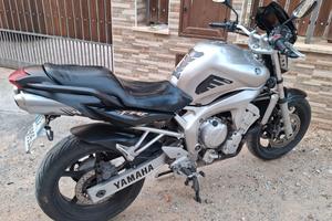 Yamaha fz6 del 2004 con cupolino e porta targa spo