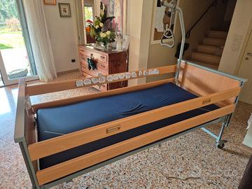 Letto sanitario, materasso antidecubito e tavolino