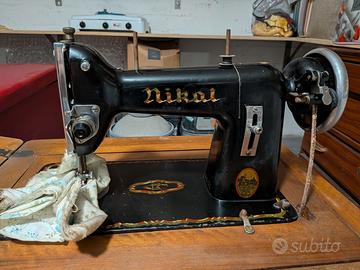 Macchina da cucire vintage Nikal con mobile