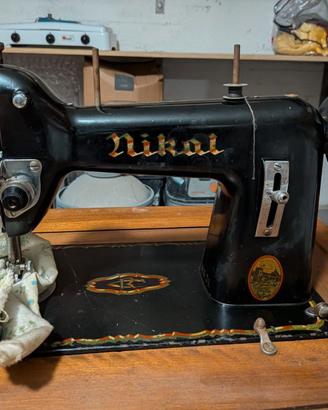 Macchina da cucire vintage Nikal con mobile