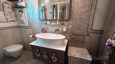 Mobile bagno con lavabo, rubinetteria, specchio