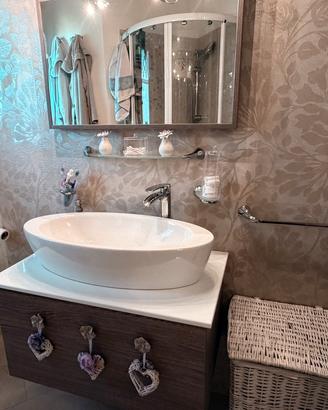 Mobile bagno con lavabo, rubinetteria, specchio