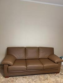 Divano e poltrona in pelle marrone