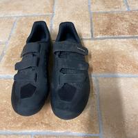 Casco, sellino e scarpe per bici da corsa