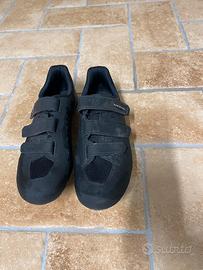 Casco, sellino e scarpe per bici da corsa