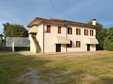Casa singola con magazzini e ampio scoperto
