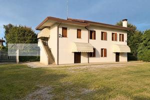 Casa singola con magazzini e ampio scoperto