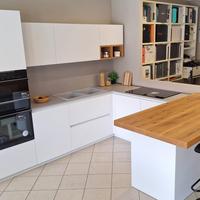 CUCINA NUOVA BIANCA CON GOLE E PENISOLA ROVERE