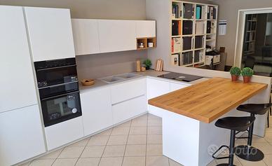 CUCINA NUOVA BIANCA CON GOLE E PENISOLA ROVERE