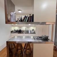 Cucina su misura acciaio e legno laccato bianco