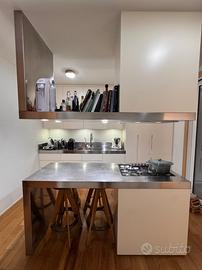 Cucina su misura acciaio e legno laccato bianco