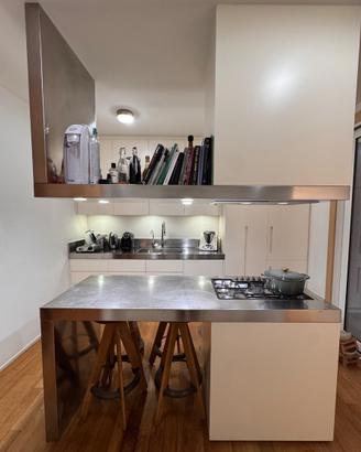 Cucina su misura acciaio e legno laccato bianco