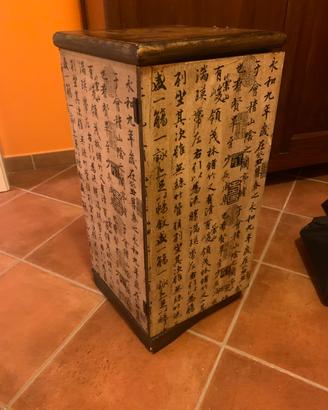 Mobiletto vintage in stile orientale decorato