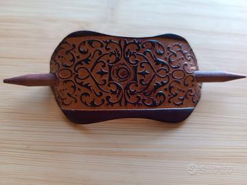 Fermaglio per capelli cuoio inciso e legno
