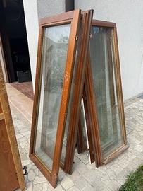 Finestre in legno marrone con doppio vetro + balco