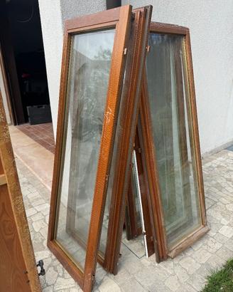 Finestre in legno marrone con doppio vetro + balco