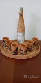 Vino Cannonau in sughero con bicchieri e vassoio