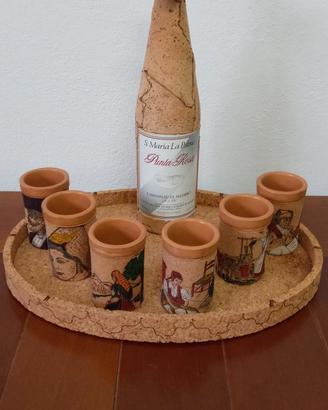 Vino Cannonau in sughero con bicchieri e vassoio
