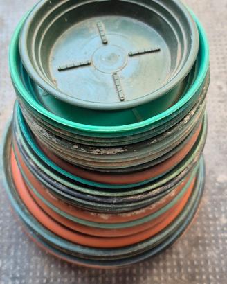 Set sottovasi plastica verdi e arancioni