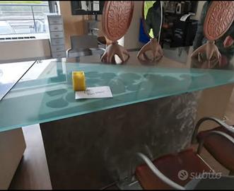 Tavolo base triangolare e top in vetro temperato