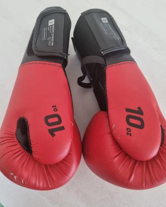 Guantoni di boxe 100 rossi e Paratibia Decathlon