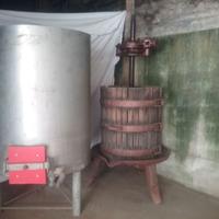 atrezzatura per pigiare l°uva