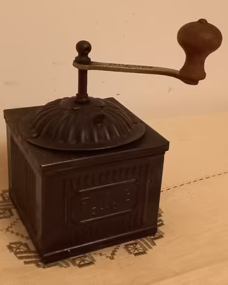 macinacaffe ' vintage  " Tre Spade"