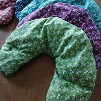 Cuscino a ciambella con noccioli di ciliegia risca