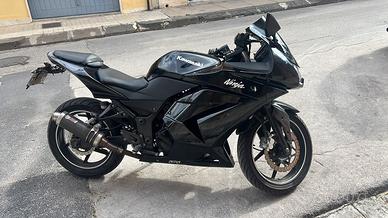 Kawasaki ninja 250    guidabile con patente A2