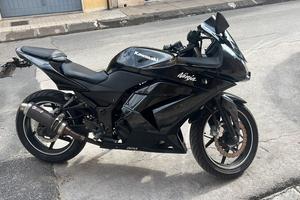 Kawasaki ninja 250    guidabile con patente A2